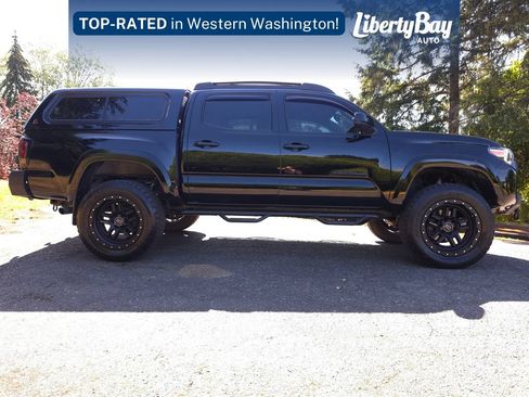 Used 2017 Toyota Tacoma TRD Sport AWD/4WD image 3