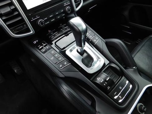 Used 2017 Porsche Cayenne Platinum Edition image 22