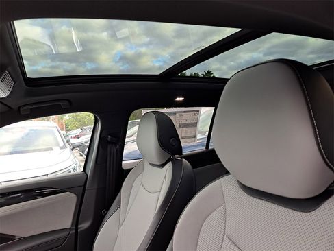 New 2026 Volkswagen Tiguan SE R-Line image 9