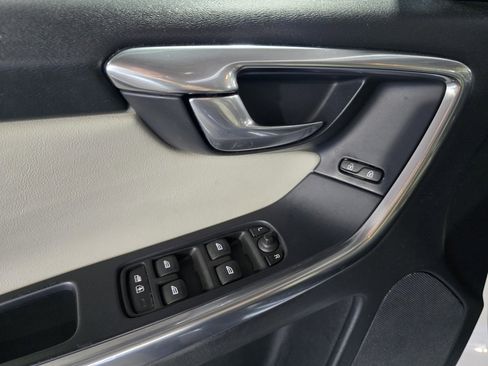 Used 2017 Volvo XC60 T5 Dynamic image 13