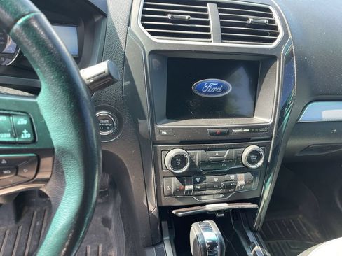 Used 2017 Ford Explorer XLT w/ Equipment Group 202A FWD image 6