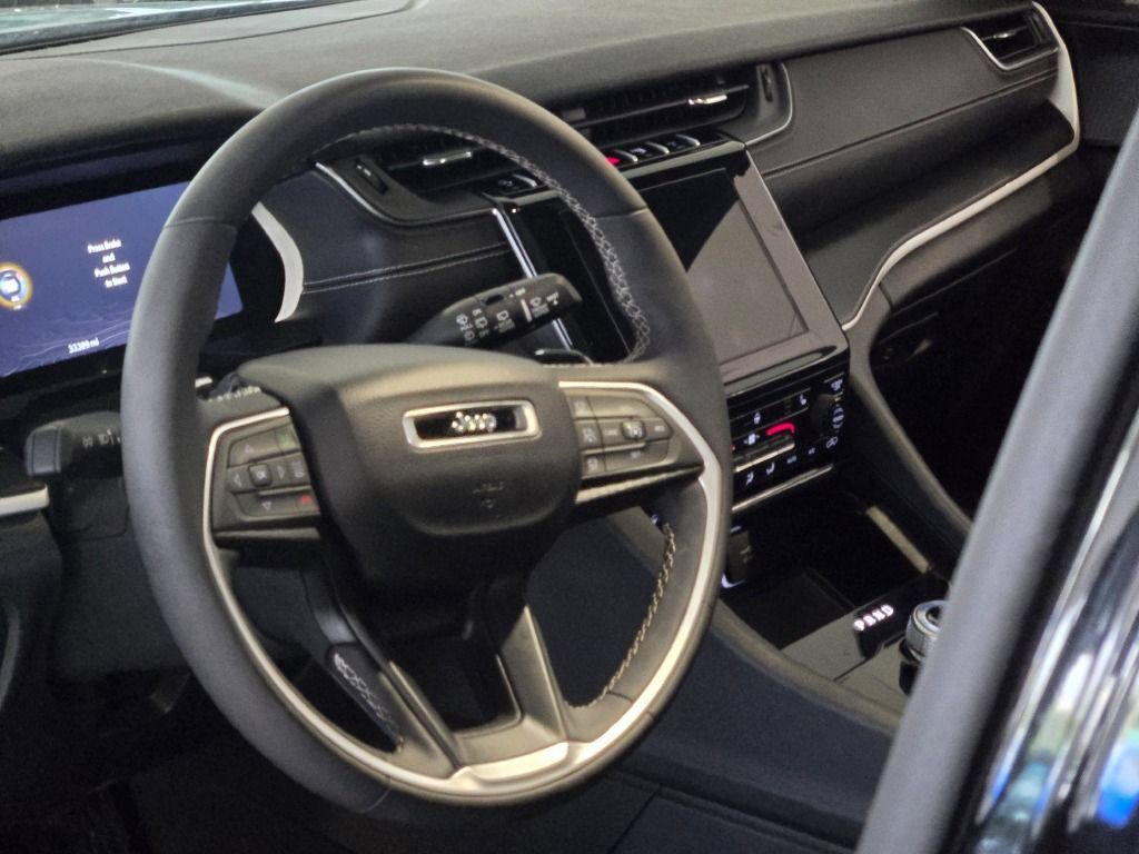 Used 2023 Jeep Grand Cherokee L Laredo AWD/4WD image 25