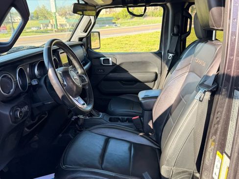 Used 2018 Jeep Wrangler Unlimited Sahara image 25
