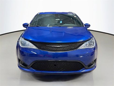 Used 2019 Chrysler Pacifica Touring-L Plus w/ S Appearance Package image 3