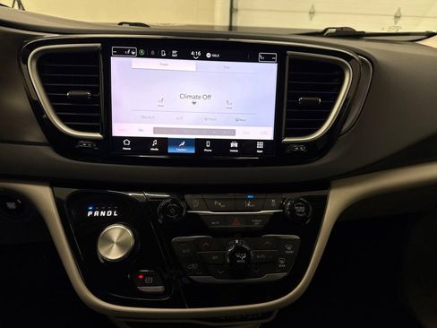 Used 2024 Chrysler Pacifica Touring-L image 19
