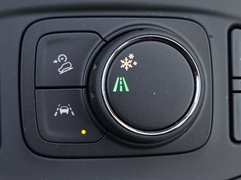Used 2024 GMC Terrain SLE w/ Driver Convenience Package FWD image 8
