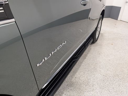 Used 2024 GMC Yukon SLT w/ SLT Luxury Package image 9