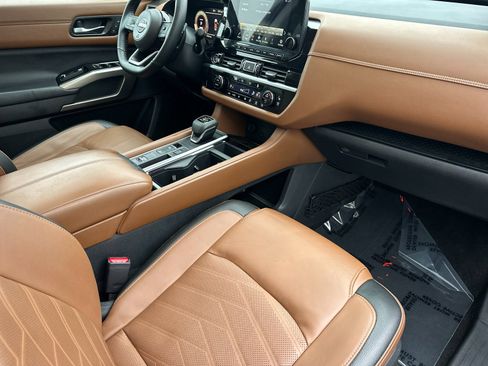 Used 2023 Nissan Pathfinder Platinum w/ Black Appearance Package image 16