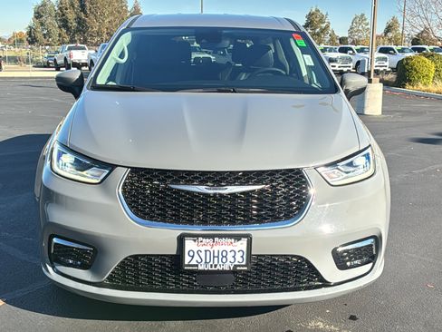 Used 2023 Chrysler Pacifica Touring-L image 8