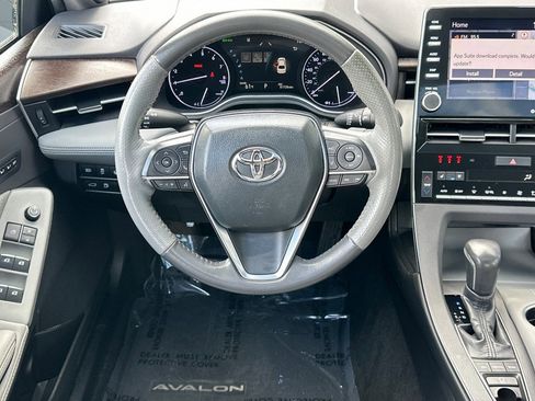 Used 2020 Toyota Avalon Limited image 29