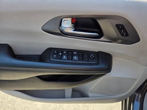 Used 2022 Chrysler Pacifica Touring-L FWD image 21