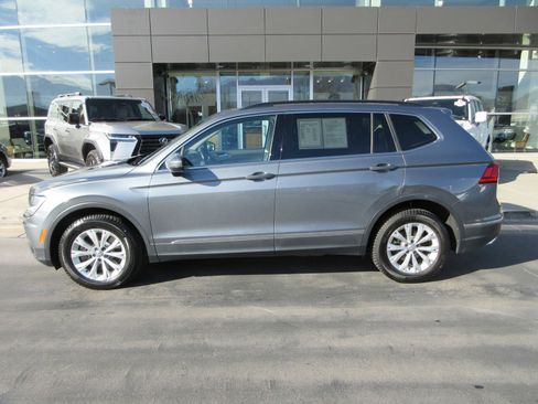 Used 2018 Volkswagen Tiguan SE w/ Panoramic Sunroof Package image 3