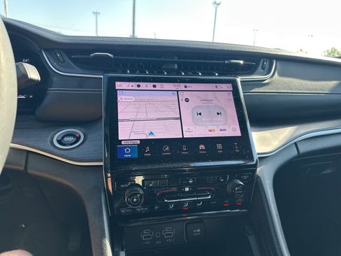 Used 2024 Jeep Grand Cherokee L Limited AWD/4WD image 9