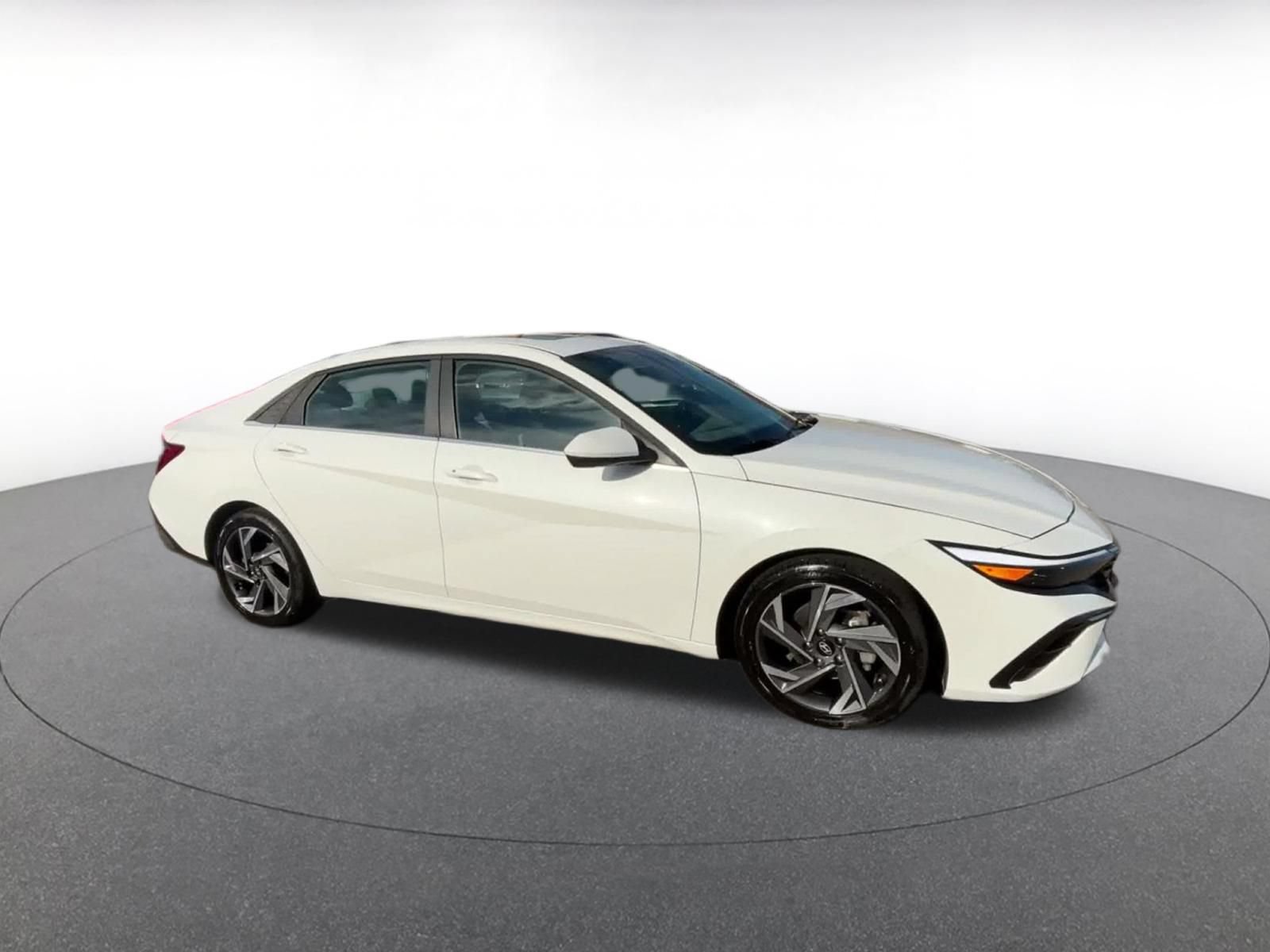 Used 2025 Hyundai Elantra SEL FWD image 2