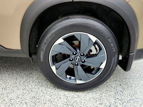 Used 2024 Nissan Rogue SV w/ SV Premium Package FWD image 9