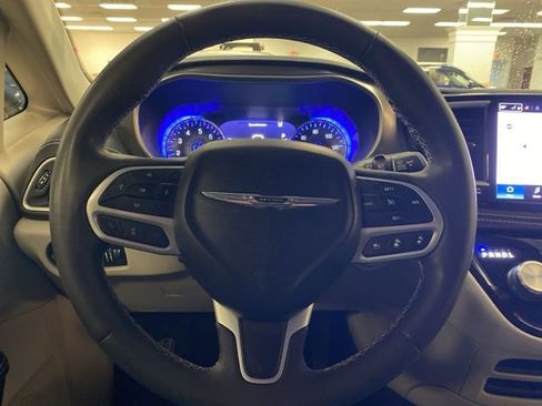 Used 2022 Chrysler Pacifica Touring-L image 28