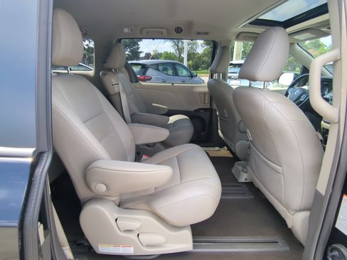 Used 2018 Toyota Sienna XLE w/ XLE Navigation Package FWD image 12