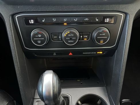 Used 2020 Volkswagen Atlas Cross Sport SE FWD image 35
