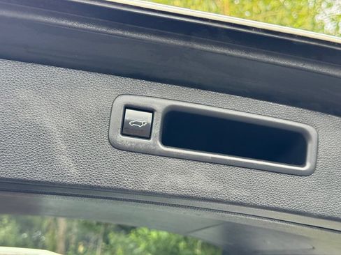Used 2022 Toyota Highlander XLE AWD/4WD image 45