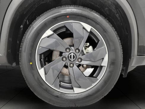 Used 2025 Nissan Rogue SV image 4