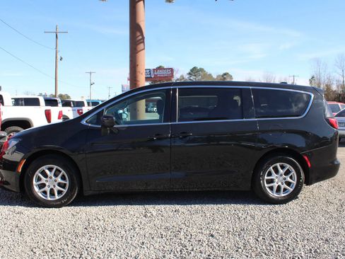 Used 2017 Chrysler Pacifica LX FWD image 2