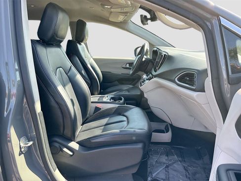 Used 2023 Chrysler Pacifica Touring-L FWD image 28