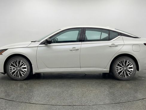 Used 2025 Nissan Altima 2.5 SV FWD image 5