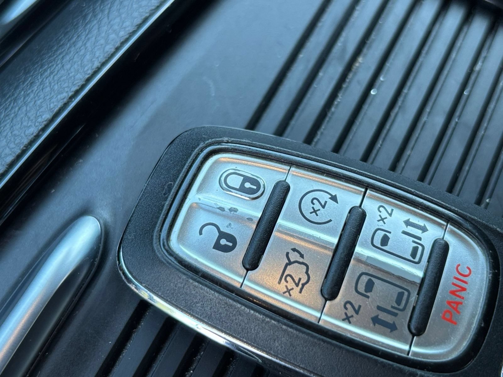 Used 2025 Chrysler Pacifica Limited FWD image 27