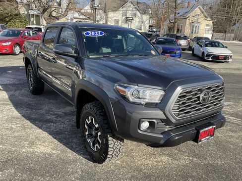 Used 2021 Toyota Tacoma TRD Off-Road w/ Technology Package image 5