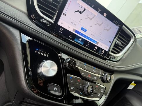 New 2027 Chrysler Pacifica Select FWD image 17