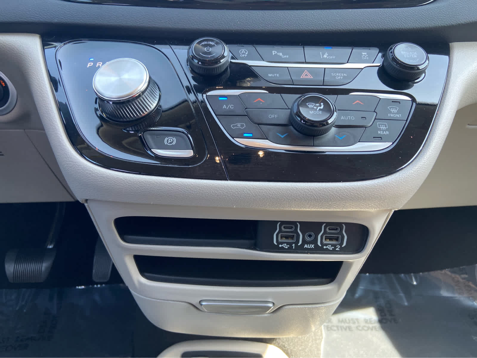 Used 2024 Chrysler Pacifica Touring-L FWD image 26