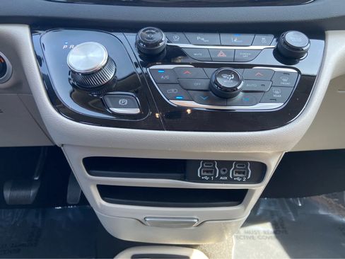 Used 2024 Chrysler Pacifica Touring-L FWD image 26