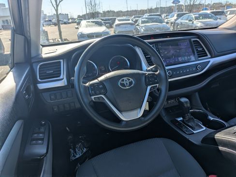 Used 2019 Toyota Highlander LE image 29