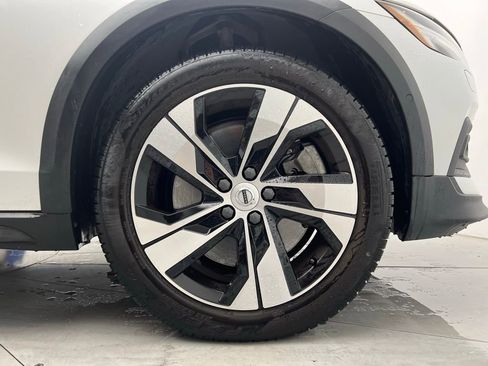 Used 2022 Volvo V60 T5 Cross Country image 22
