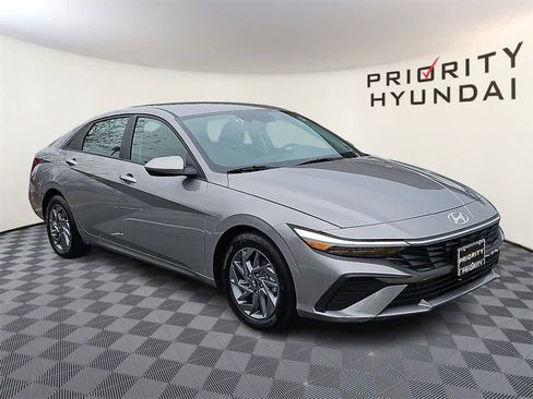 Used 2024 Hyundai Elantra SEL image 3