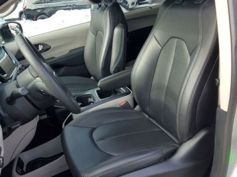 Certified 2024 Chrysler Pacifica Touring-L image 21