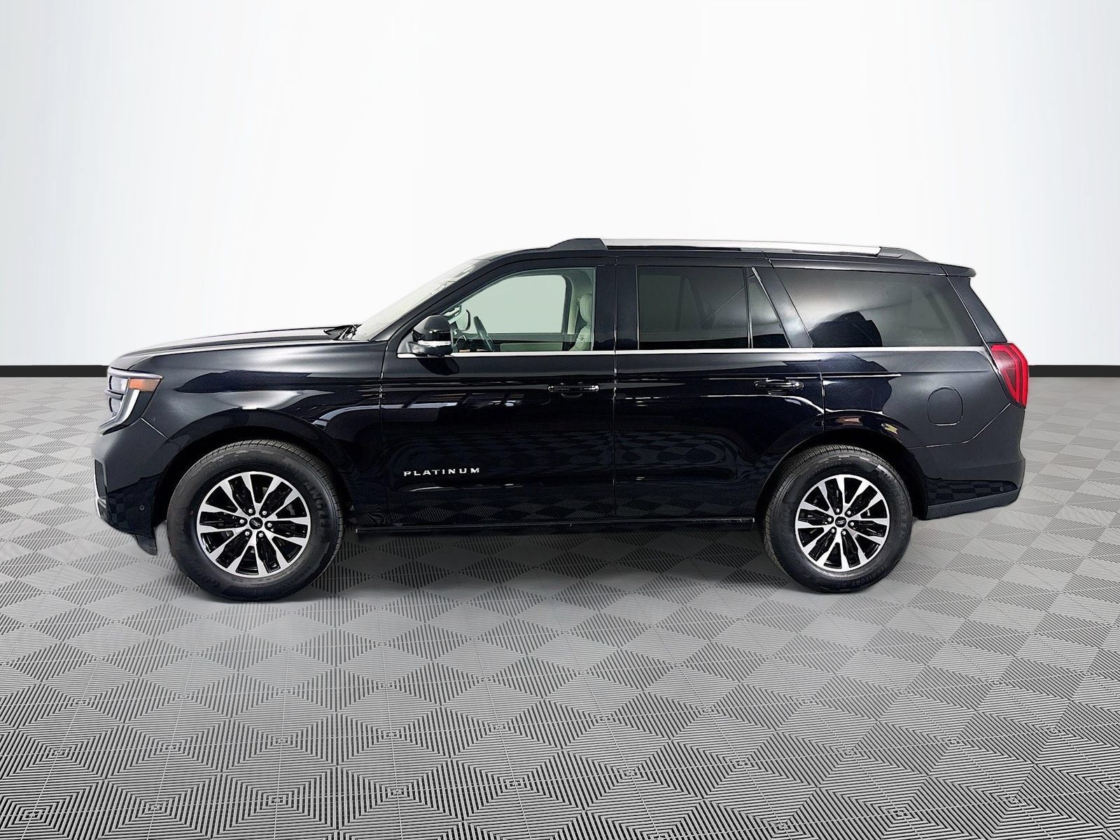Used 2025 Ford Expedition Platinum AWD/4WD image 4