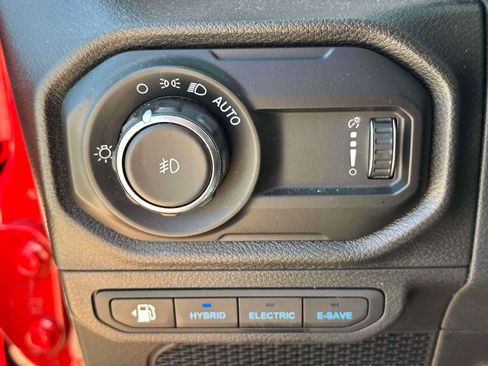 Used 2024 Jeep Wrangler Unlimited w/ Convenience Group AWD/4WD image 18