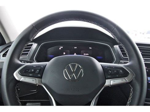 Used 2024 Volkswagen Tiguan SE w/ MDO Package, Three-Row image 17