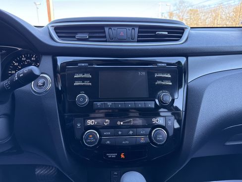 Used 2016 Nissan Rogue SV image 25