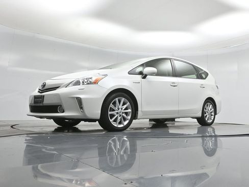 Used 2014 Toyota Prius V Five image 42