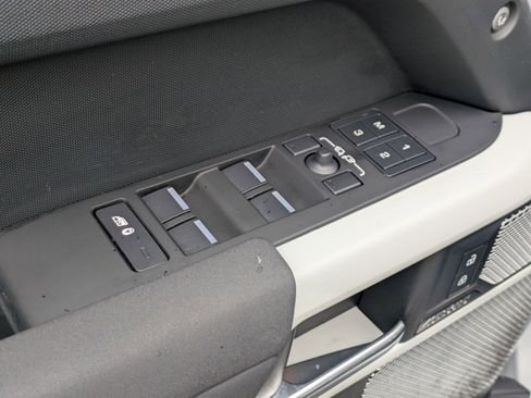 Used 2023 Land Rover Defender 130 X-Dynamic SE image 13