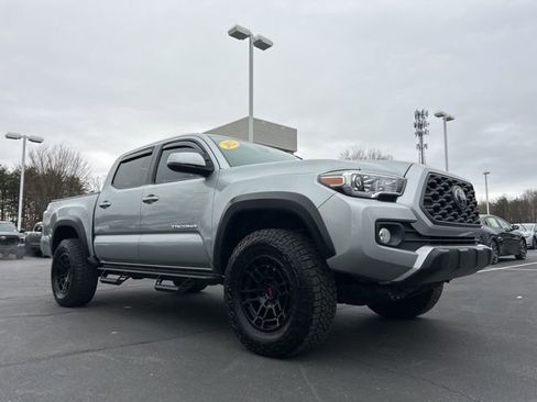 Used 2022 Toyota Tacoma TRD Off-Road w/ Technology Package image 3