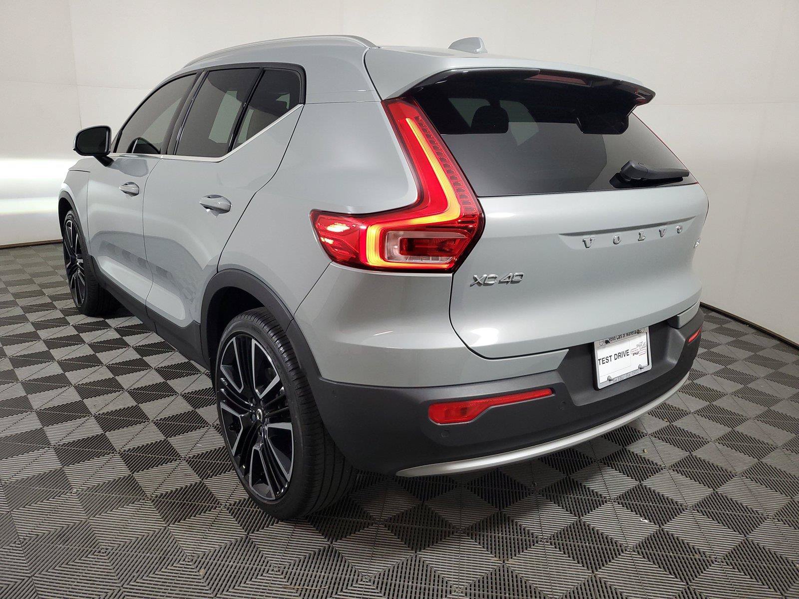 Used 2024 Volvo XC40 B5 Ultimate w/ Protection Package Premier AWD/4WD image 4