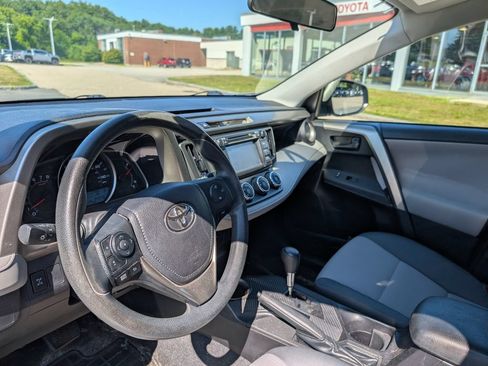 Used 2015 Toyota RAV4 LE w/ Four Season Floor Mat Package AWD/4WD image 9
