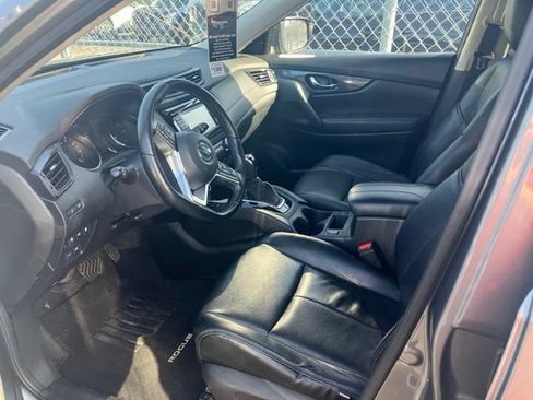 Used 2020 Nissan Rogue SV w/ Premium Package FWD image 3