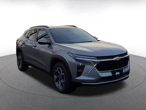 Used 2025 Chevrolet Trax LT image 3