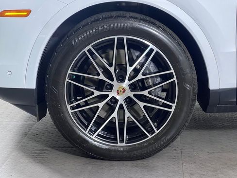 Certified 2024 Porsche Cayenne AWD/4WD image 11