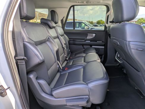 Used 2025 Ford Expedition Max Platinum AWD/4WD image 32