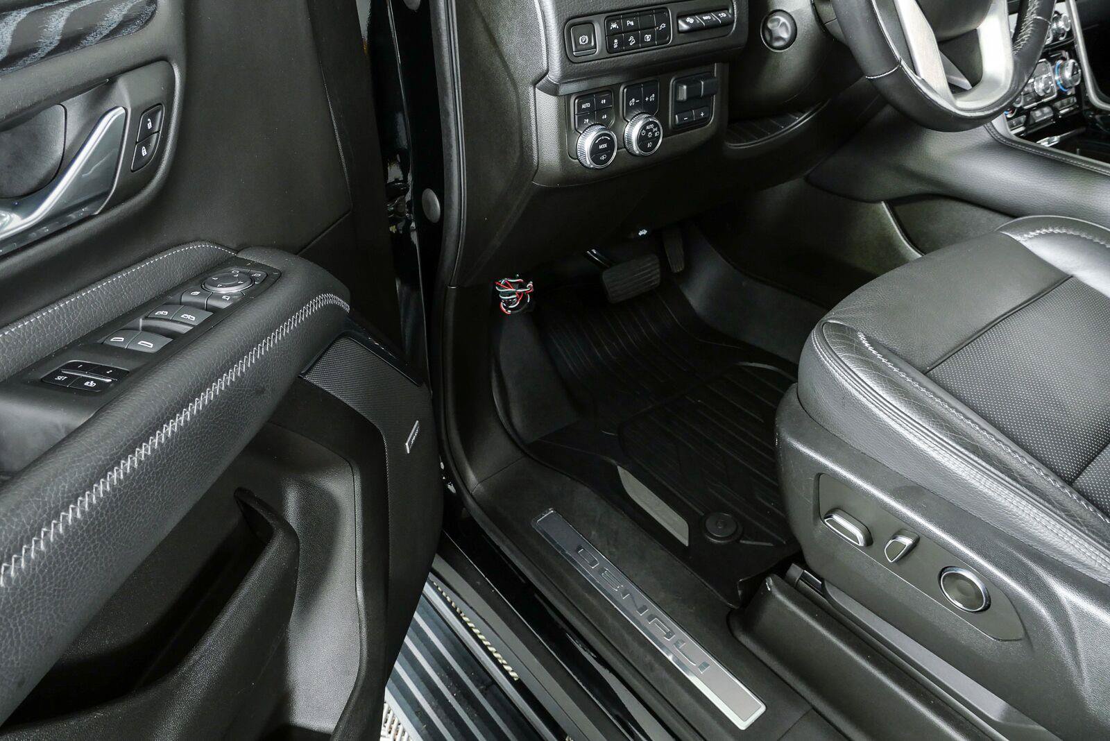Used 2022 GMC Yukon XL Denali w/ Denali Ultimate Package AWD/4WD image 8